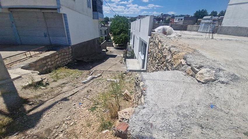Diyarbakır'da komşu şiddeti kamerada! Engelli kızına rampa yaptıran kadın kürekli saldırıya uğradı