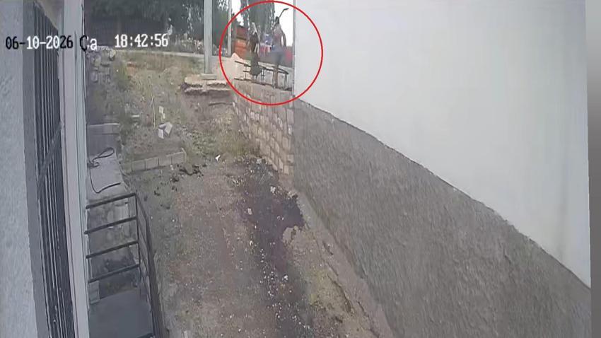 Diyarbakır'da komşu şiddeti kamerada! Engelli kızına rampa yaptıran kadın kürekli saldırıya uğradı