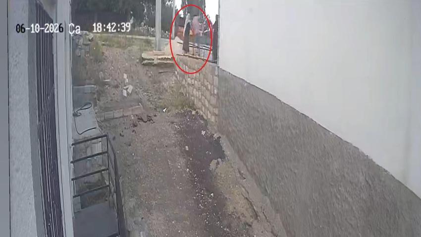 Diyarbakır'da komşu şiddeti kamerada! Engelli kızına rampa yaptıran kadın kürekli saldırıya uğradı