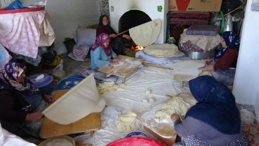 Yozgat'ta kadınların mesaisi başladı: Yufka ekmek için onlarcası bir araya geliyor