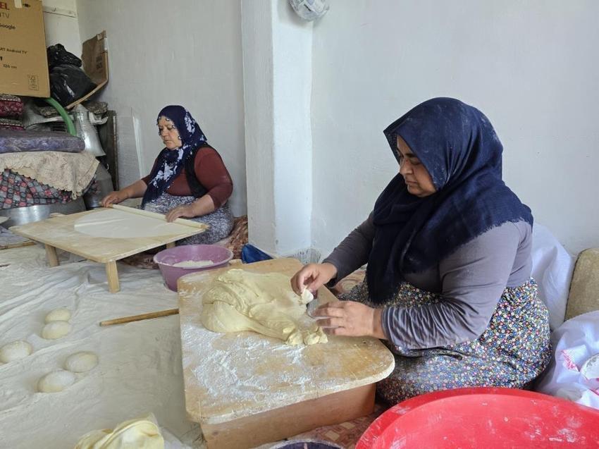 Yozgat'ta kadınların mesaisi başladı: Yufka ekmek için onlarcası bir araya geliyor