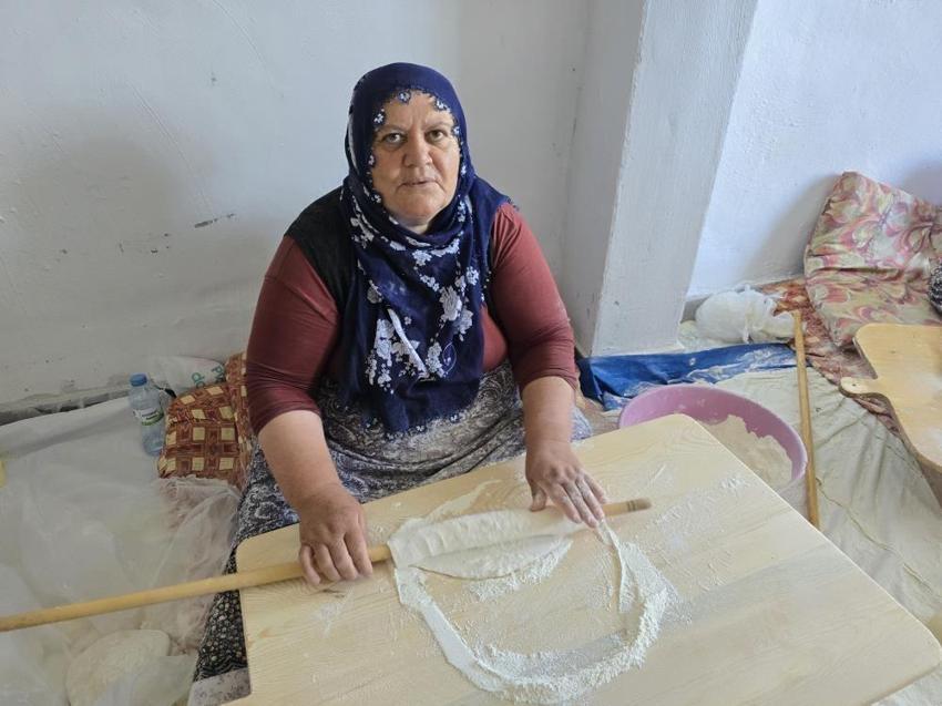 Yozgat'ta kadınların mesaisi başladı: Yufka ekmek için onlarcası bir araya geliyor