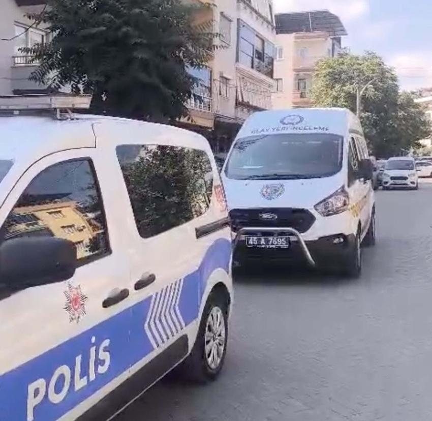 Manisa'da boşanma aşamasındaki eşini öldüren zanlı kızını da yaraladı!