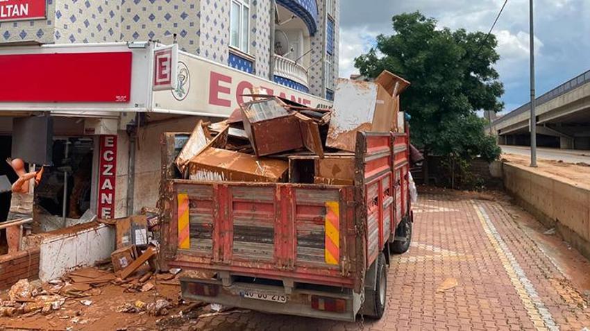 Kırşehir’de sel sonrası temizlik çalışmaları başladı! Sular çekildi çamur kaldı