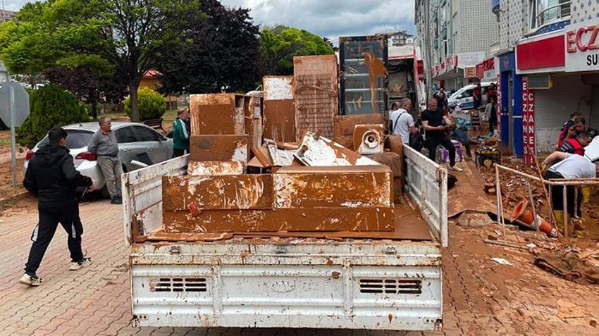 Kırşehir’de sel sonrası temizlik çalışmaları başladı! Sular çekildi çamur kaldı