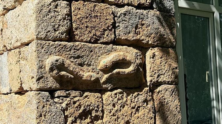 Uludere’nin gizli cevheri: Ortabağ’da ziyaretçi akınına uğrayan "motifli" ev