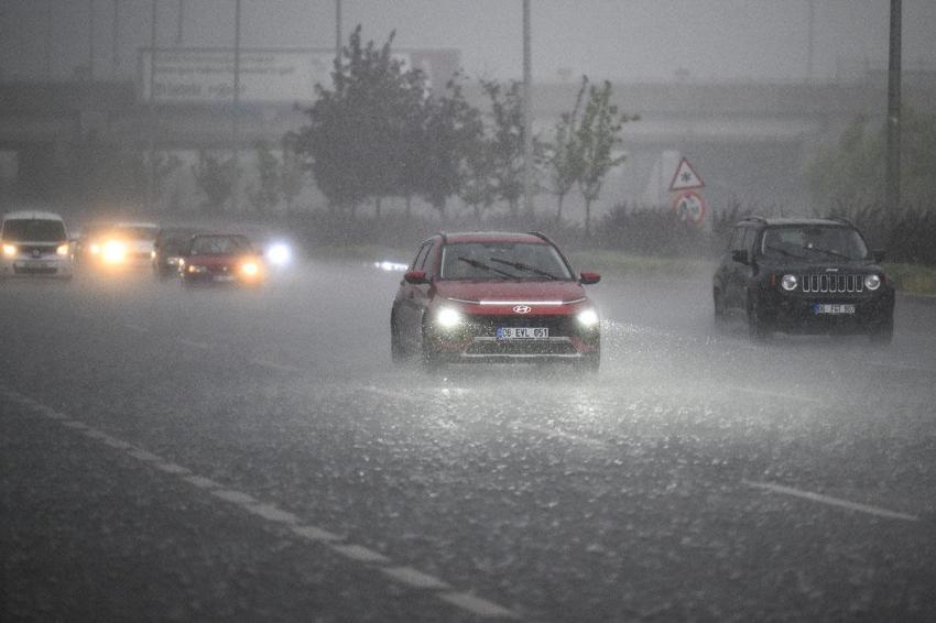 Sağanak yağışlar kuvvetli geliyor! Meteoroloji ve AFAD tarih vererek peş peşe uyardı