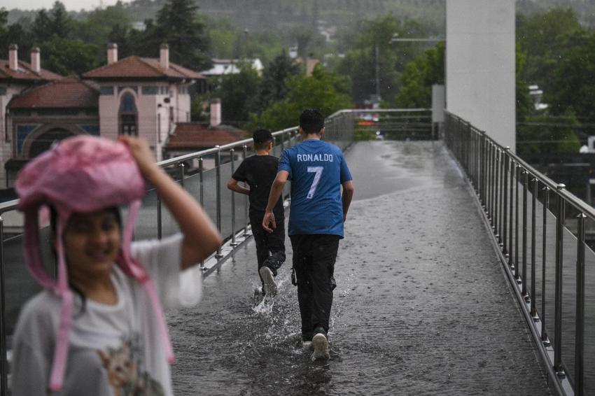 Sağanak yağışlar kuvvetli geliyor! Meteoroloji ve AFAD tarih vererek peş peşe uyardı