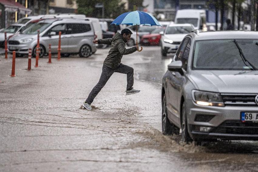 Sağanak yağışlar kuvvetli geliyor! Meteoroloji ve AFAD tarih vererek peş peşe uyardı
