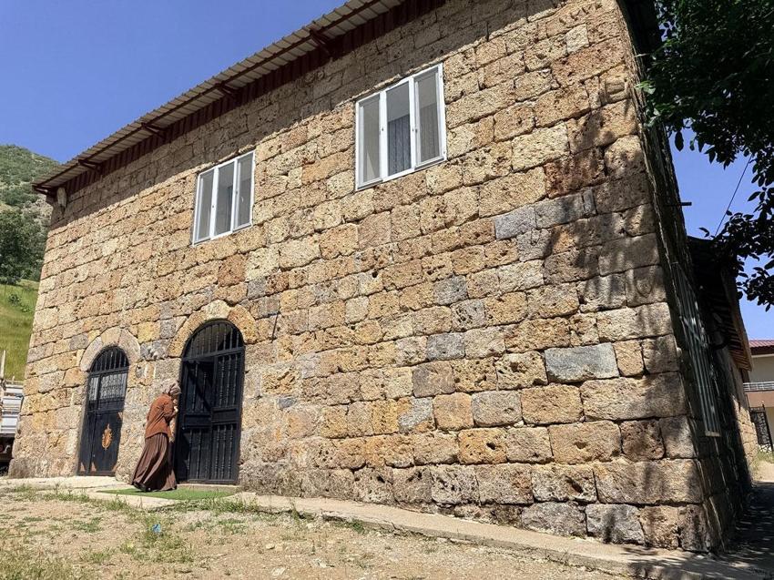 Şırnak'ta 30 yıl önce kendi emeğiyle yaptığı ev turistlerin ilgi odağı oldu