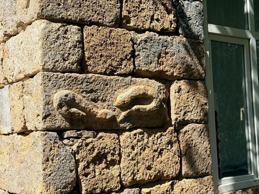 Şırnak'ta 30 yıl önce kendi emeğiyle yaptığı ev turistlerin ilgi odağı oldu