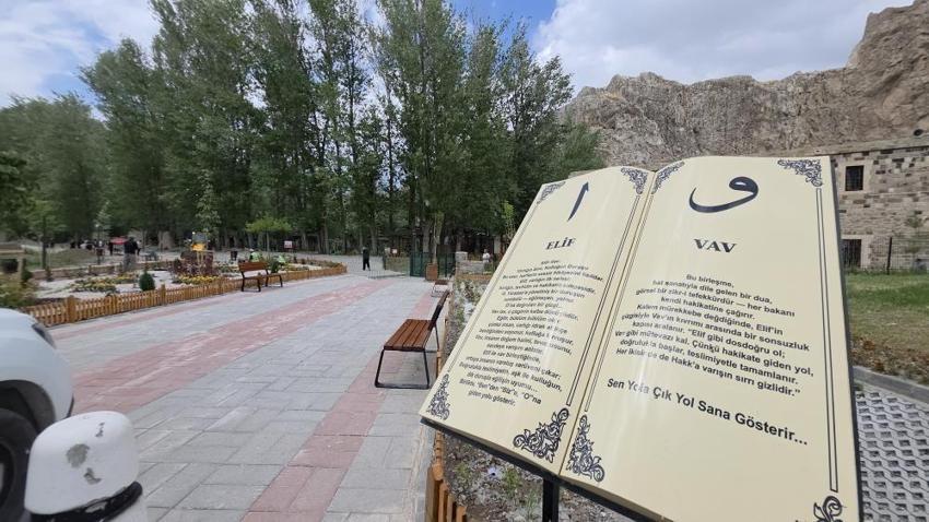 Van'da kent merkezine geldi: Sokakları kapladı, Haziran'da yaşandığı görülmedi