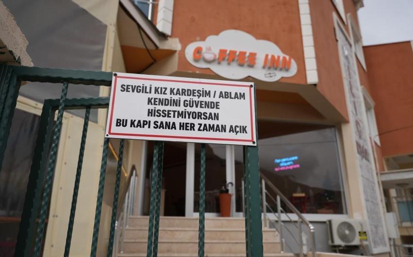 Denizli'de esnafın örnek davranışı beğeni topladı! İş yerinin önüne astığı yazı ile kadınlara kapısını açtı