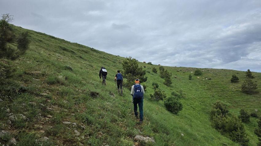 Komşu iki il 2 bin 550 rakımlı zirvede birleşti, en yüksek yere Türk bayrağı dikti