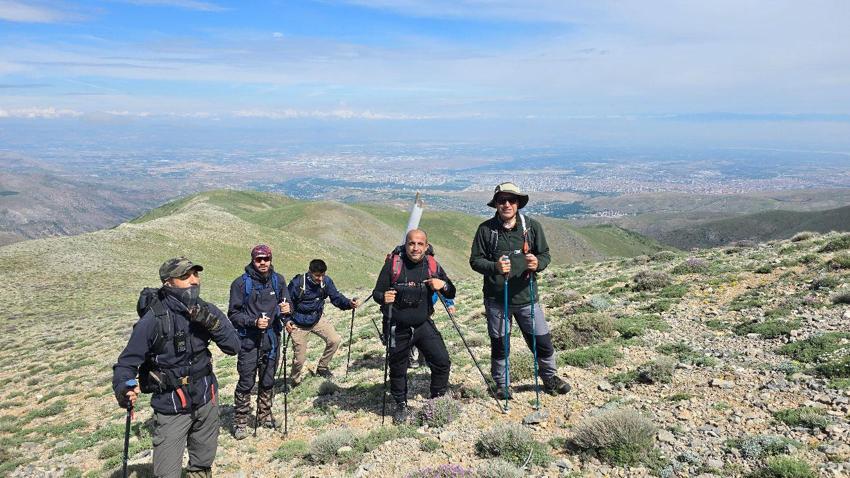 Komşu iki il 2 bin 550 rakımlı zirvede birleşti, en yüksek yere Türk bayrağı dikti