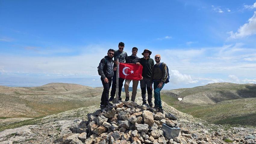 Komşu iki il 2 bin 550 rakımlı zirvede birleşti, en yüksek yere Türk bayrağı dikti