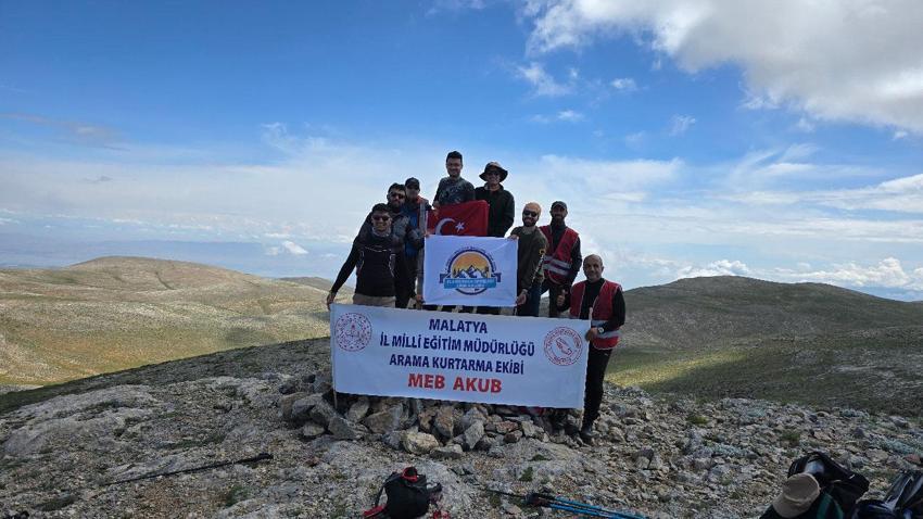 Komşu iki il 2 bin 550 rakımlı zirvede birleşti, en yüksek yere Türk bayrağı dikti