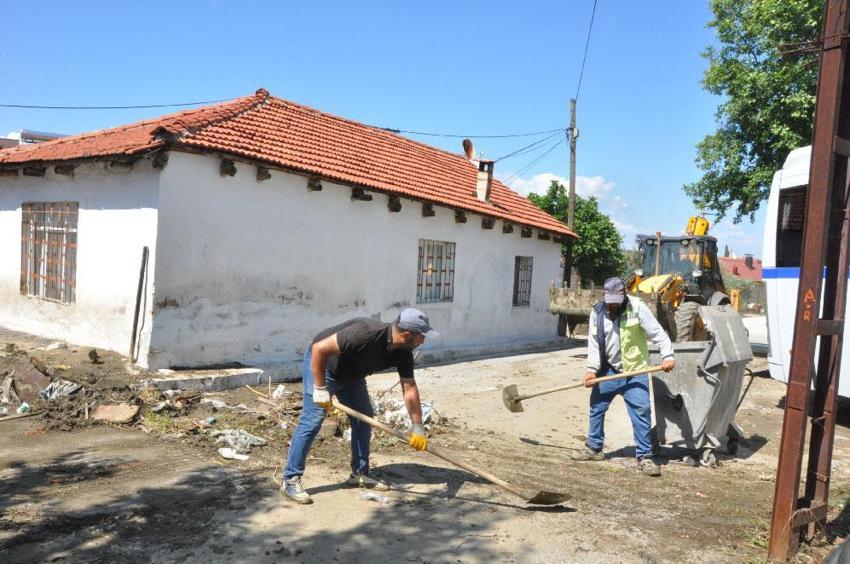 Salihli'de sel suları evinin içinden geçti: Sularının ortasında kalan kadın ölümden döndü