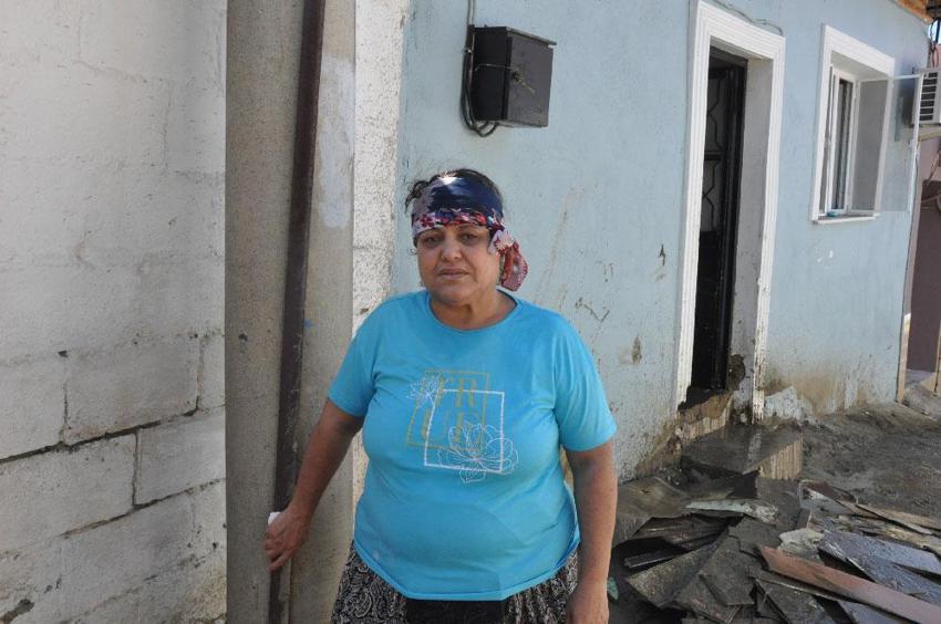 Salihli'de sel suları evinin içinden geçti: Sularının ortasında kalan kadın ölümden döndü