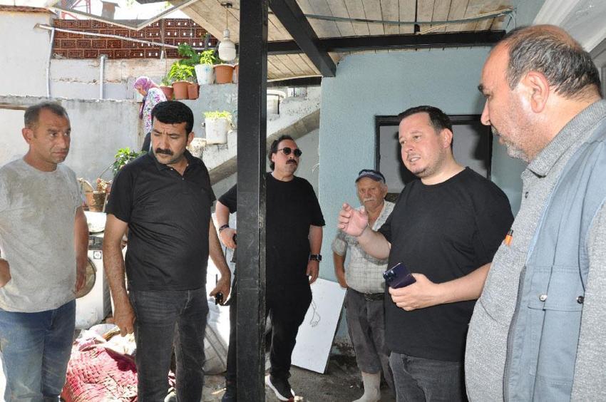 Salihli'de sel suları evinin içinden geçti: Sularının ortasında kalan kadın ölümden döndü