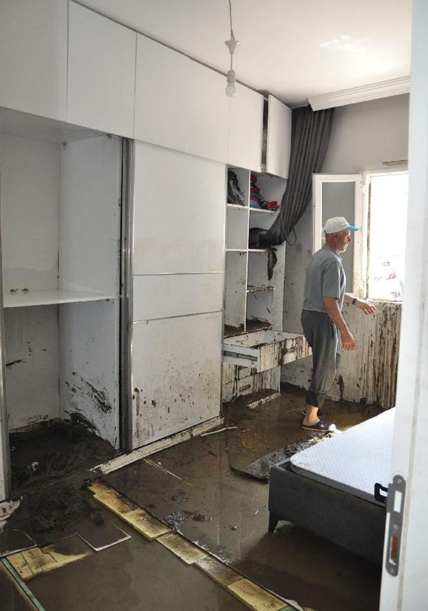 Salihli'de sel suları evinin içinden geçti: Sularının ortasında kalan kadın ölümden döndü