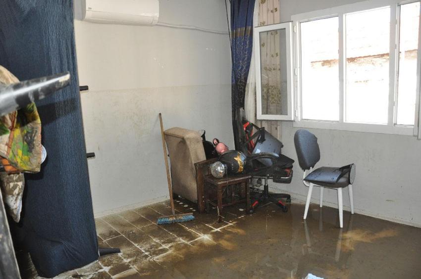 Salihli'de sel suları evinin içinden geçti: Sularının ortasında kalan kadın ölümden döndü
