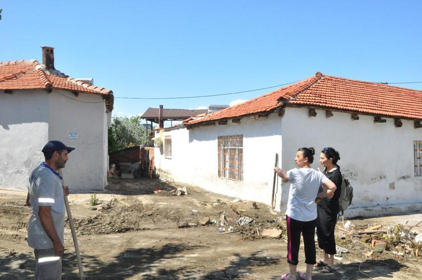 Salihli'de sel suları evinin içinden geçti: Sularının ortasında kalan kadın ölümden döndü
