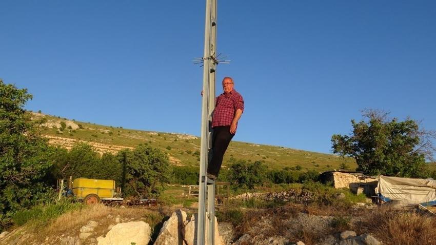 Malatya'nın ilçesi yüzyıl geride kaldı: Acil durumda elektrik direğine tırmanıyorlar