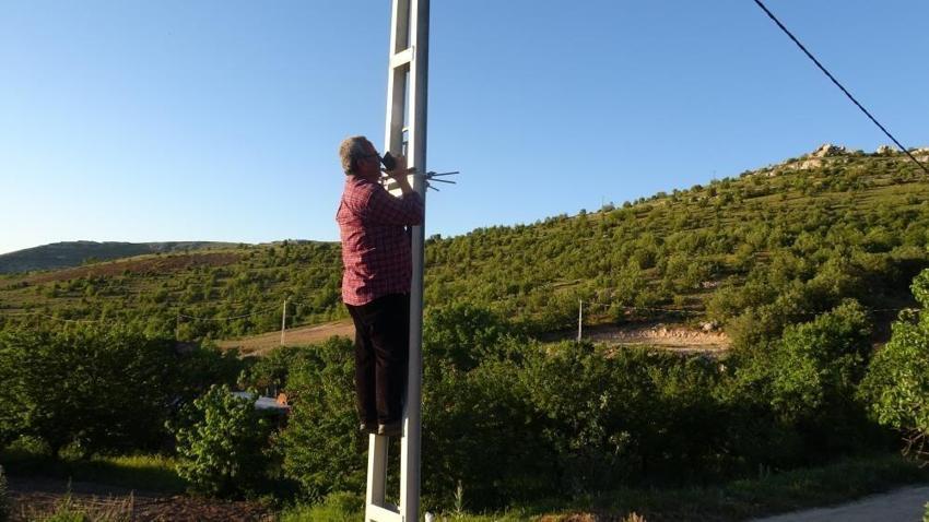 Malatya'nın ilçesi yüzyıl geride kaldı: Acil durumda elektrik direğine tırmanıyorlar