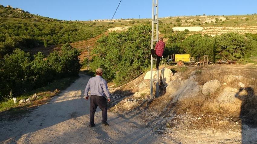 Malatya'nın ilçesi yüzyıl geride kaldı: Acil durumda elektrik direğine tırmanıyorlar