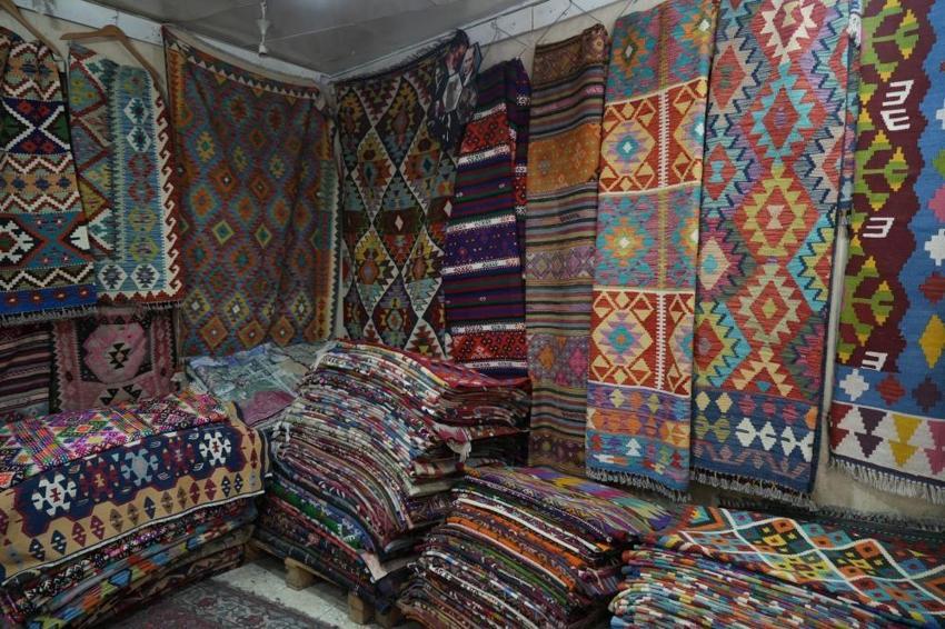 Bu işi yapan sadece 3 kişi kaldı! Köy köy gezip topluyor! Bulduğu parçalar servet değerinde satılıyor