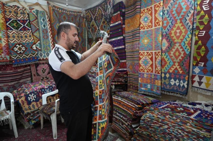 Bu işi yapan sadece 3 kişi kaldı! Köy köy gezip topluyor! Bulduğu parçalar servet değerinde satılıyor