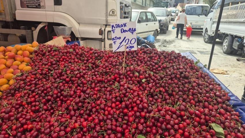 Pazarda fiyatı çakıldı! Kilosu 300 liradan 70 liraya düştü! Gören kilo kilo alıyor