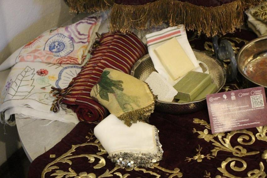 Manisa'da sandıkları açtılar, içinden çıkanlara inanamadılar! Tam 48 parçalık dev koleksiyon görücüye çıktı: 150 yıllık gelinliği ilk kez görenler gözlerine inanamadı