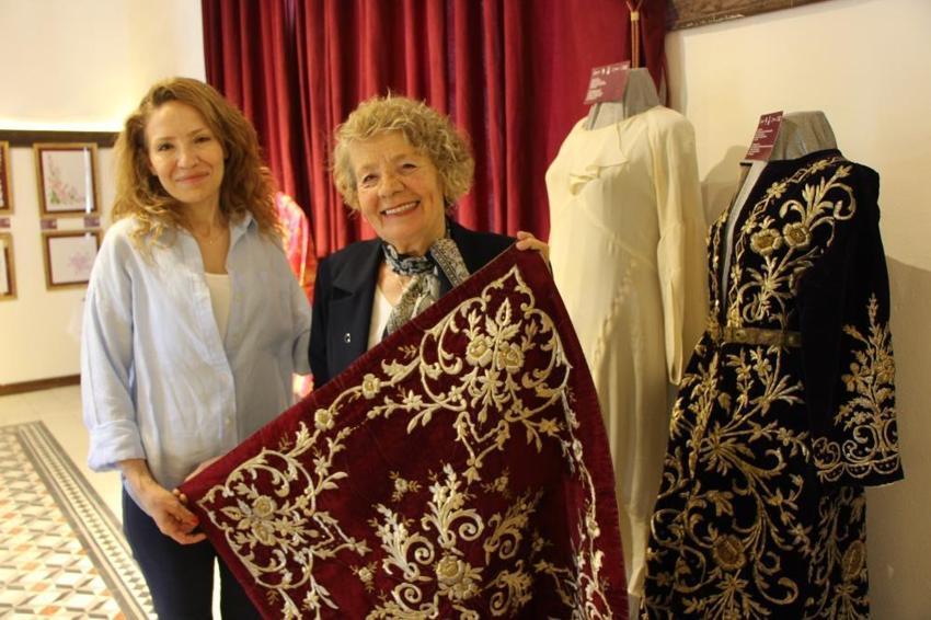 Manisa'da sandıkları açtılar, içinden çıkanlara inanamadılar! Tam 48 parçalık dev koleksiyon görücüye çıktı: 150 yıllık gelinliği ilk kez görenler gözlerine inanamadı