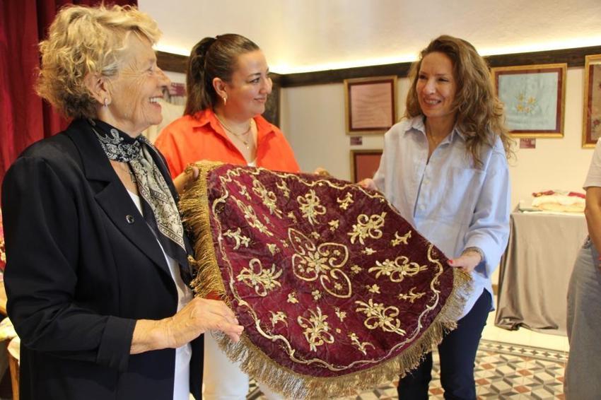 Manisa'da sandıkları açtılar, içinden çıkanlara inanamadılar! Tam 48 parçalık dev koleksiyon görücüye çıktı: 150 yıllık gelinliği ilk kez görenler gözlerine inanamadı