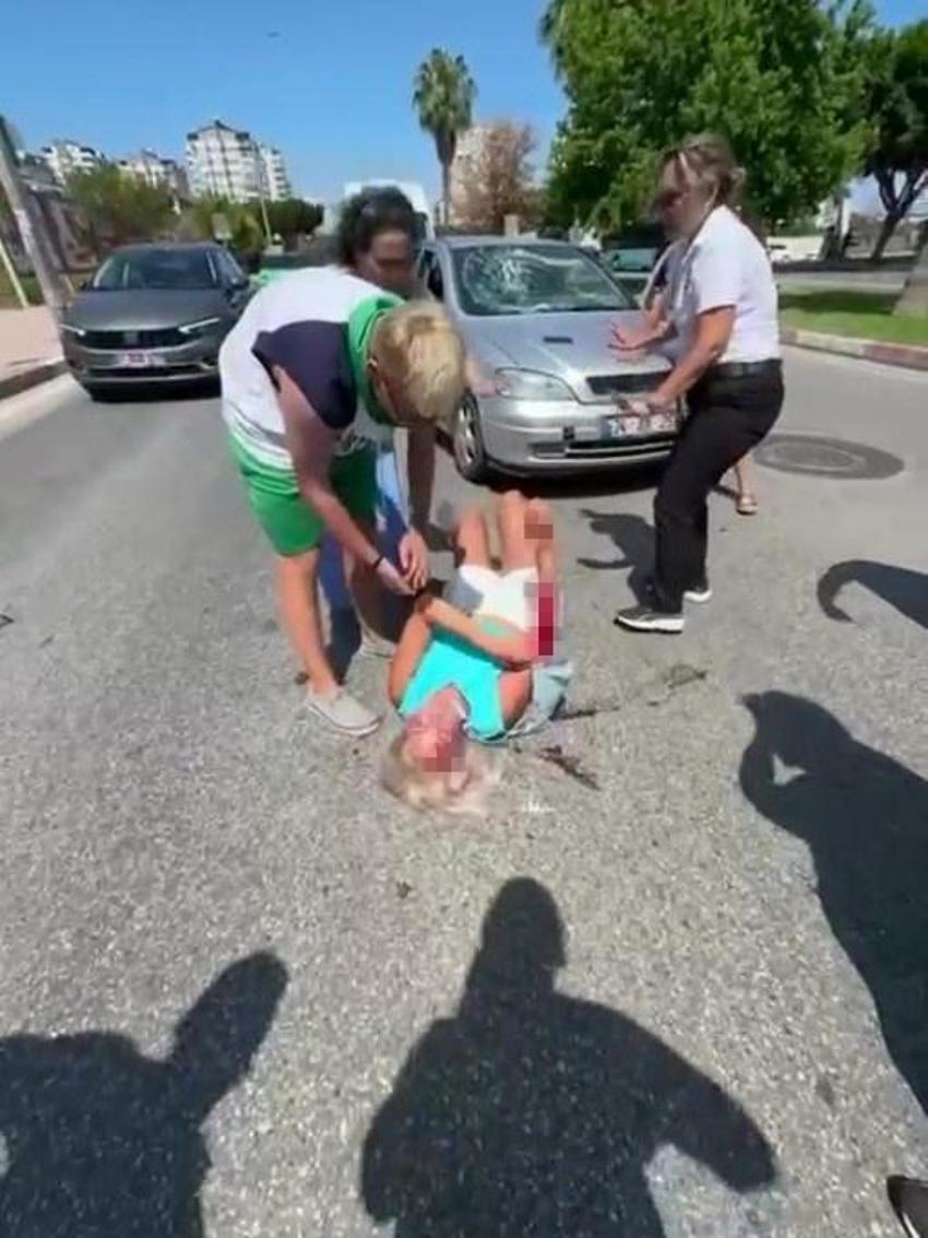 Gözüne sinek kaçan kadın sürücü yayaya çarptı: Yaralının başında dakikalarca ağladı