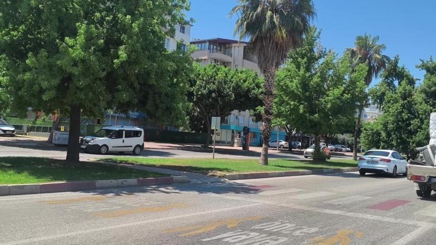 Gözüne sinek kaçan kadın sürücü yayaya çarptı: Yaralının başında dakikalarca ağladı