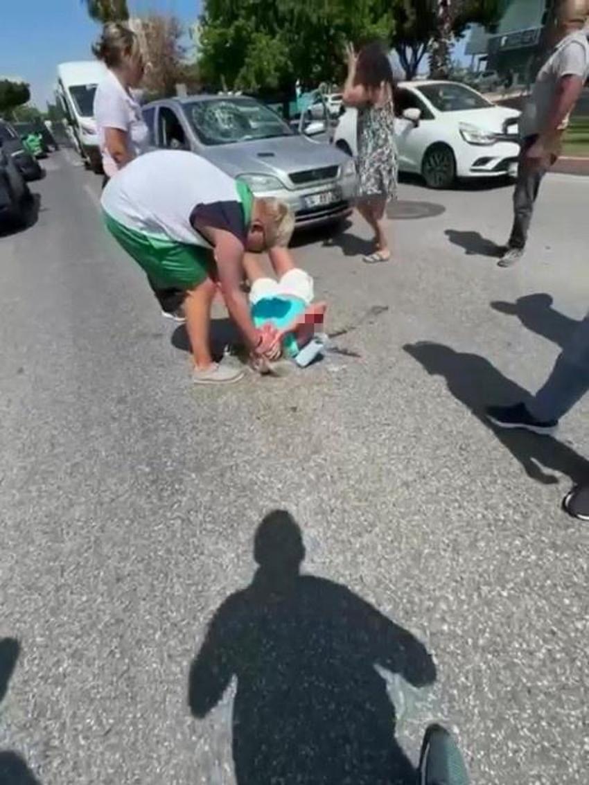 Gözüne sinek kaçan kadın sürücü yayaya çarptı: Yaralının başında dakikalarca ağladı