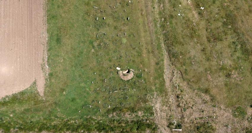 Erzurum'un köyünde söylentiyi muhtar doğruladı: Mezarlıktaki hazine için metrelerce kazdılar
