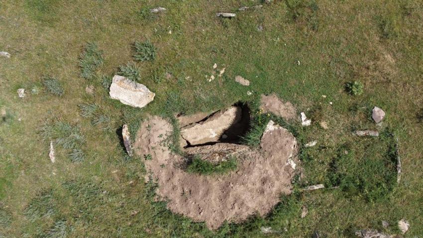 Erzurum'un köyünde söylentiyi muhtar doğruladı: Mezarlıktaki hazine için metrelerce kazdılar
