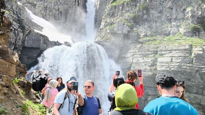 40 dakika yürüyerek ulaşıyorlar! Yıllardır geliyorlar ama ilk kez böyle gördüler: Herkes fotoğraf çekmek için yarışıyor