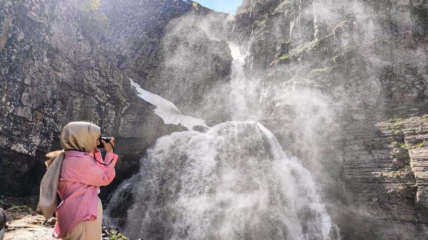 40 dakika yürüyerek ulaşıyorlar! Yıllardır geliyorlar ama ilk kez böyle gördüler: Herkes fotoğraf çekmek için yarışıyor