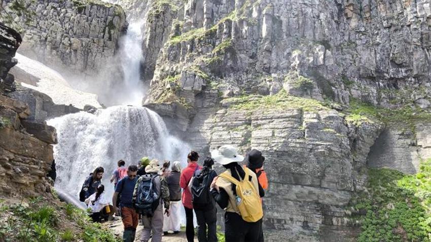 40 dakika yürüyerek ulaşıyorlar! Yıllardır geliyorlar ama ilk kez böyle gördüler: Herkes fotoğraf çekmek için yarışıyor