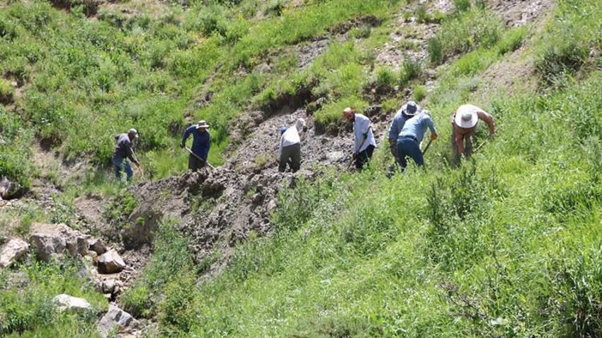 Köylülerin uçurum kenarındaki zorlu mesaisi! İmece usulü temizliyorlar: 'Üretim tamamen sona erebilir'