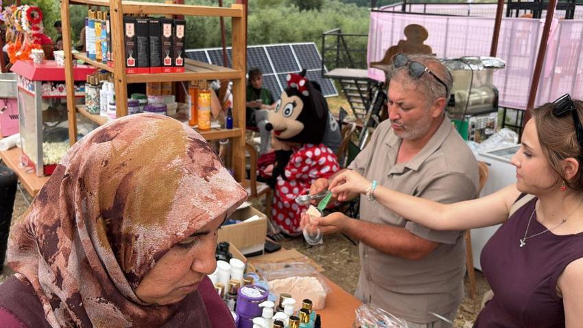 Mis kokulu mor lavantaların arasında renkli festival