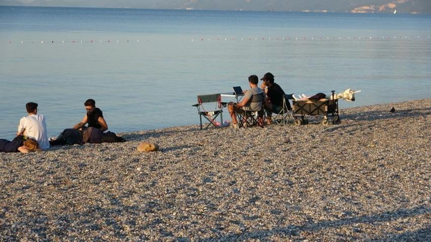 Milli heyecan Konyaaltı sahiline taşındı: Dev ekran kurulmadı