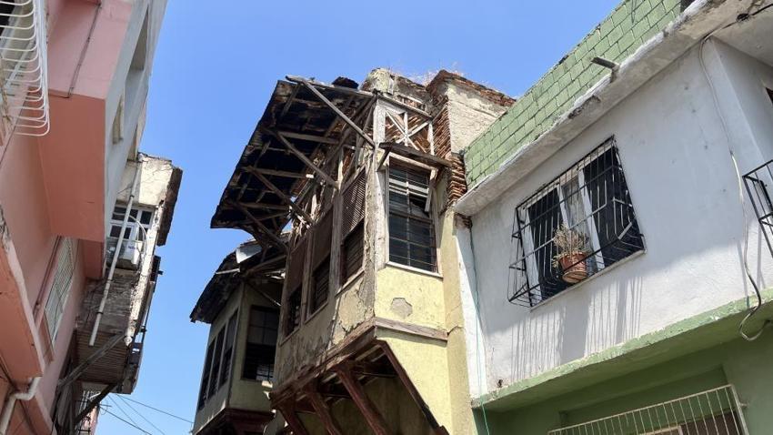 Adana'da metruk binalar mahalleliyi tedirgin ediyor: 'Binalardan sürekli taşlar düşüyor'