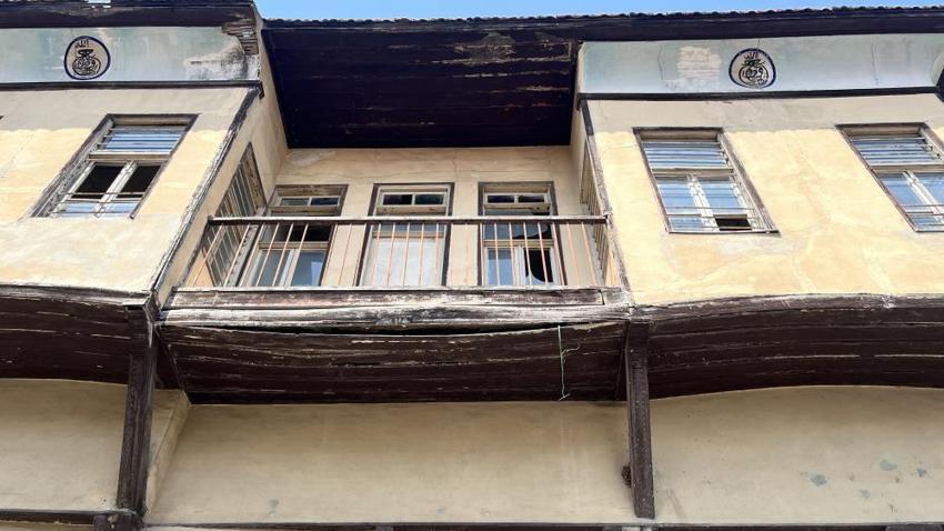 Adana'da metruk binalar mahalleliyi tedirgin ediyor: 'Binalardan sürekli taşlar düşüyor'