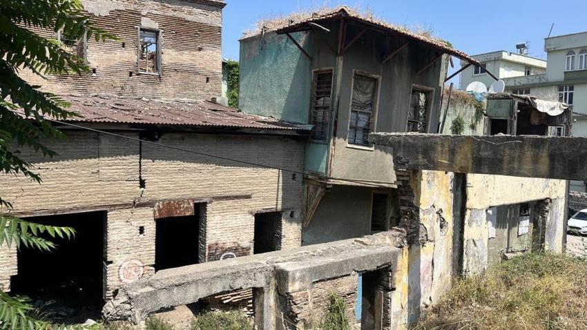 Adana'da metruk binalar mahalleliyi tedirgin ediyor: 'Binalardan sürekli taşlar düşüyor'